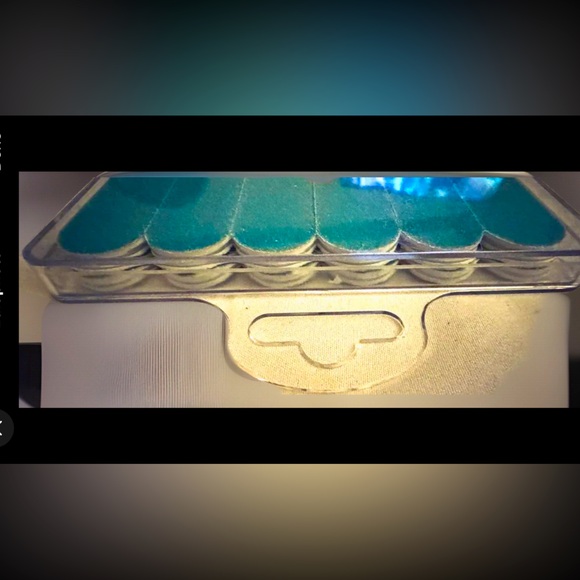 💗BELLA BEAUTY💗 12 PACK “ALL WE NEED IS LOVE” DUAL-SIDE NAIL FILES & CASE NWT - Picture 3 of 4